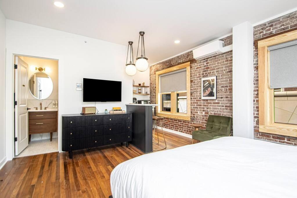 King Bed Stylish Studio In Heart Of Downtown Room # 200 Hot Springs Exterior photo