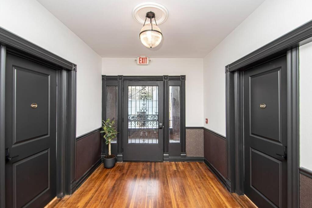 King Bed Stylish Studio In Heart Of Downtown Room # 200 Hot Springs Exterior photo
